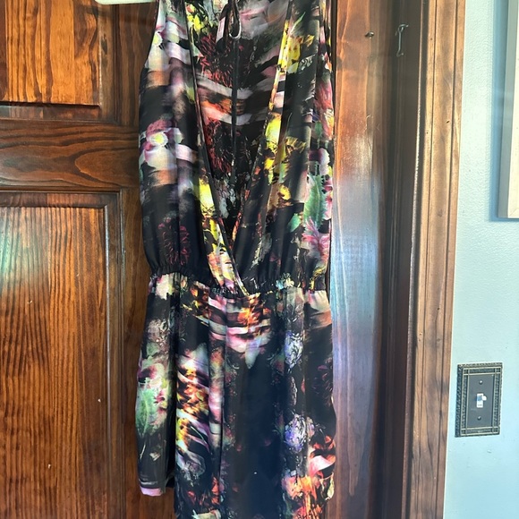 Elegant Multicolor Backless Romper - Picture 3 of 4